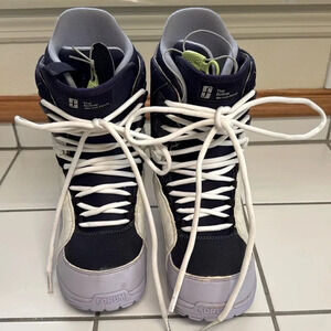 Forum Snowboarding Size 9